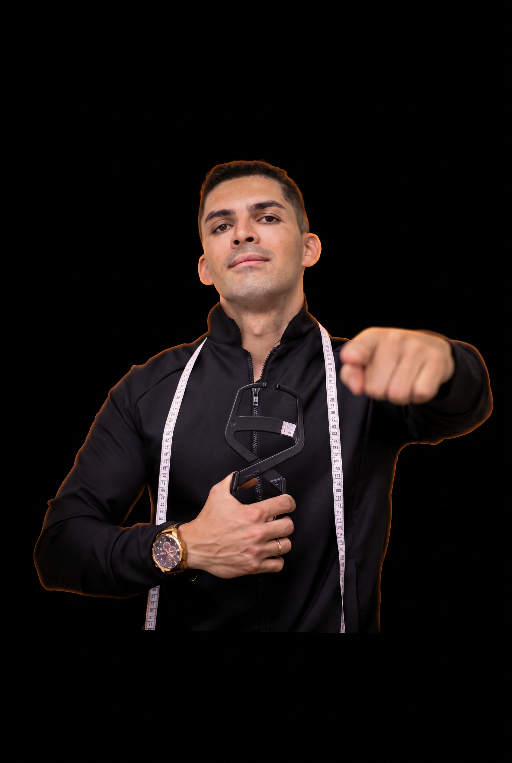 Edson Silva com adipômetro e fita métrica pronto para a avaliação física